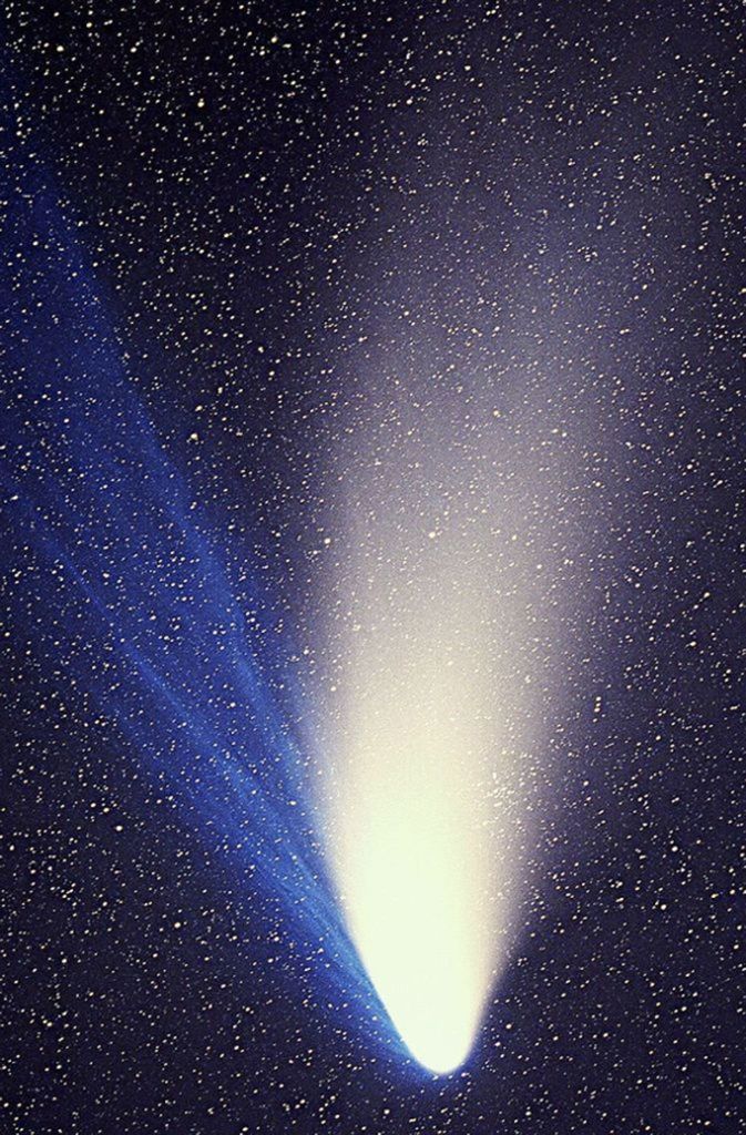 1999: Der Komet Hale-Bopp (C/1995 O1) wird am 23. Juli 1995 entdeckt. Er gilt als der am meisten beobachtete Komet des 20. Jahrhunderts und einer der hellsten der letzten Jahrzehnte.