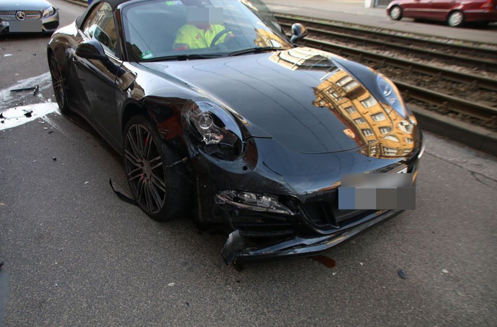 Der beschädigte Porsche nach dem Unfall