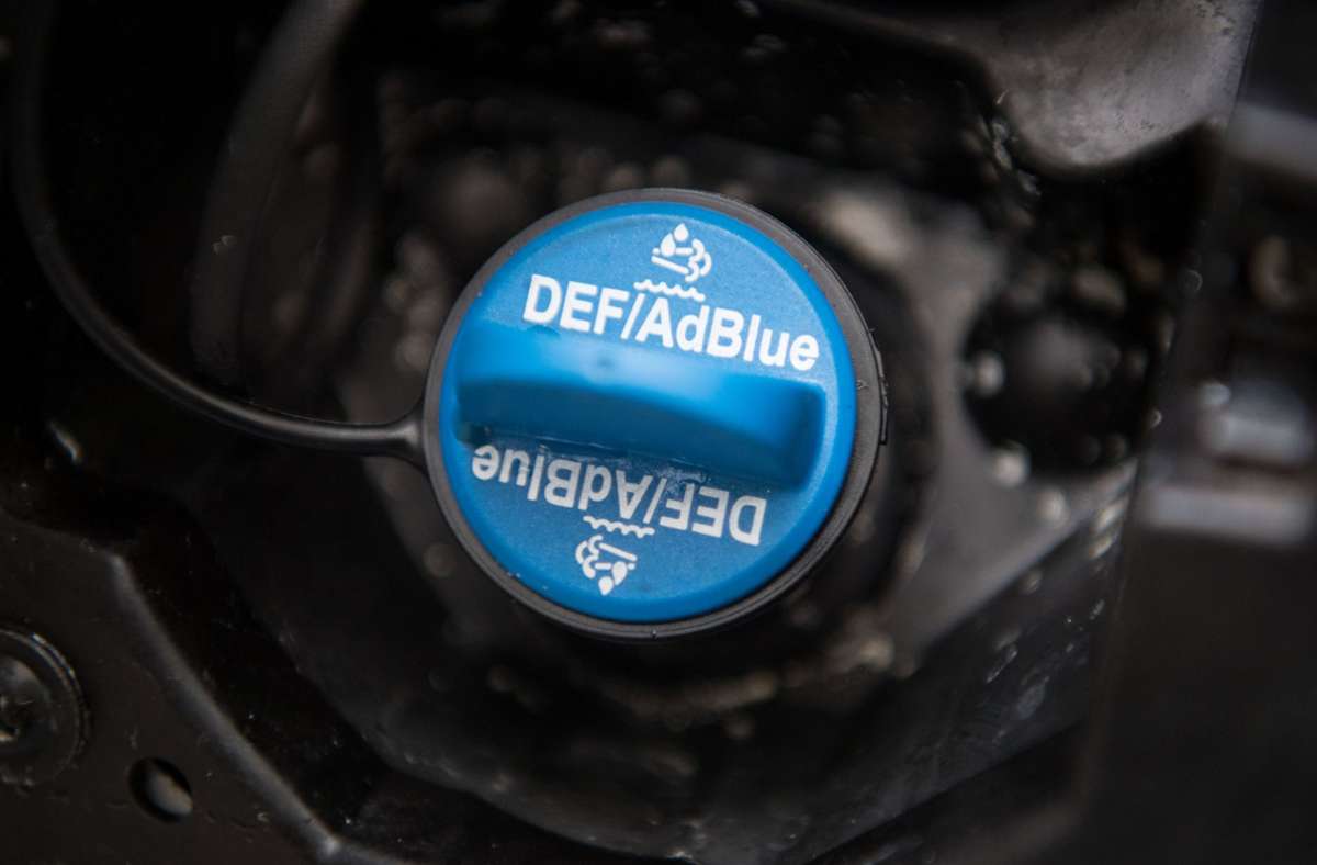 Ein Deckel eines Adblue-Behälters ist an einem umgerüsteten Fiat Ducato zu sehen. Der Zusatzstoff ist für moderne Diesel-Pkw in Deutschland unerlässlich. Archiv Foto: dpa/Marijan Murat