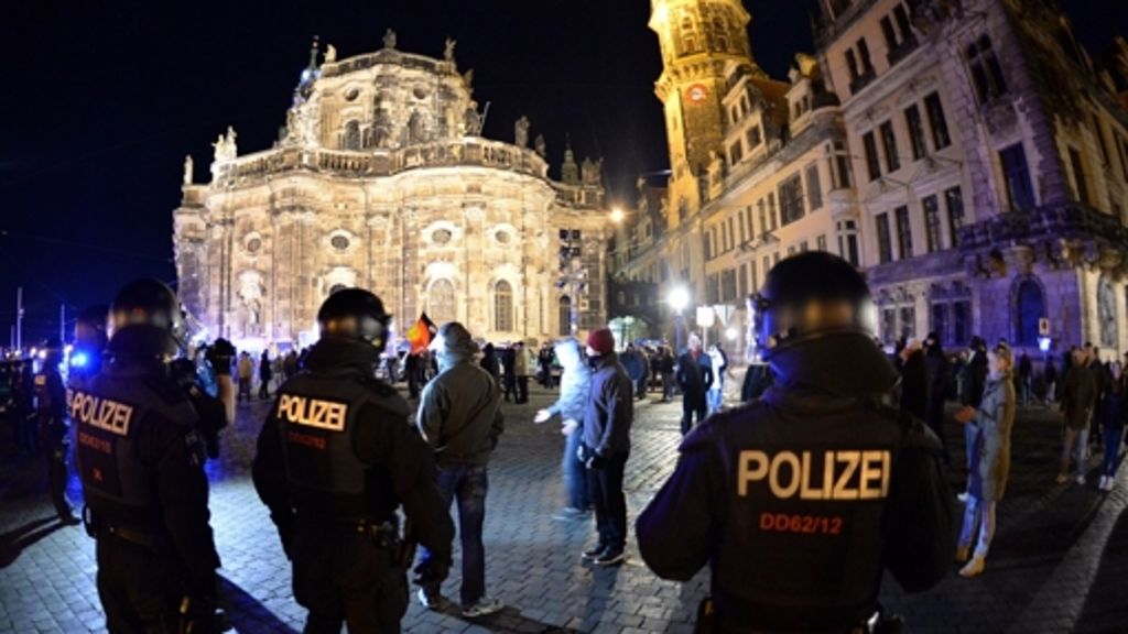 Pegida in Dresden: Rechtsextreme  attackieren Flüchtlingscamp