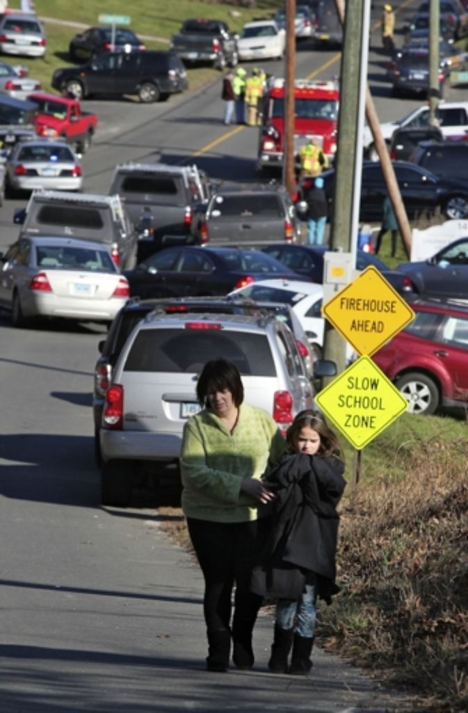 Bei einem Amoklauf in einer US-Grundschule im Bundesstaat Connecticut wurden am Freitag dutzende Menschen getötet.
