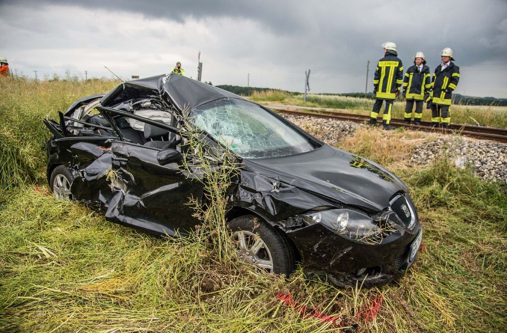 Am Sonntag gegen 15.50 Uhr wollte ein 18 Jahre alter Fahrer eines Seat einen unbeschrankten Bahnübergang bei Waldhausen (Geislingen an der Steige) überqueren.