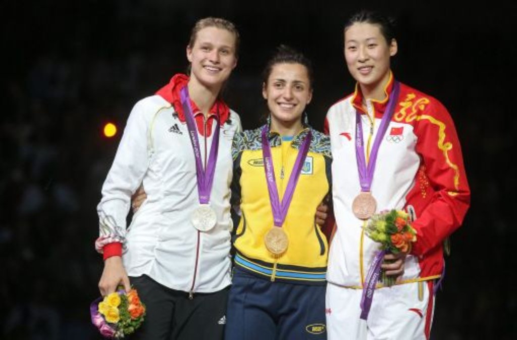 Bei der Siegerehrung kann die Deutsche aber schon wieder lächeln. Bronze geht an die Chinesin Sun Yujie (rechts).