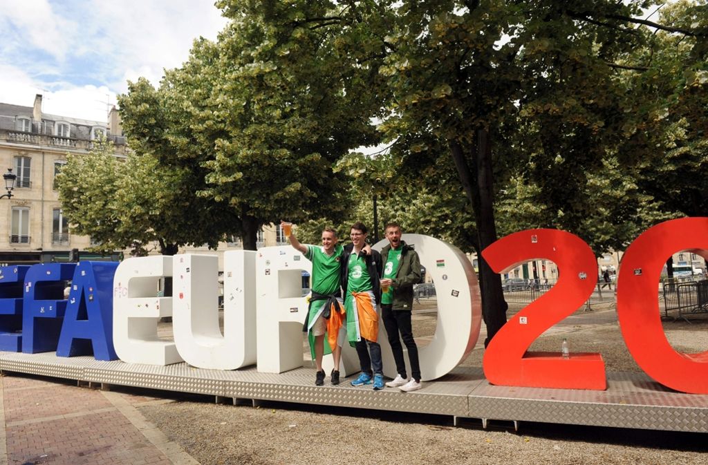 Irische Fans feiern ihr Team bei der Fußball-EM in Frankreich.