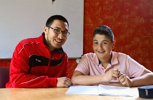 Der Student Vedat Sabanci (links) unterstützt den Werkrealschüler Pasa Böyük nicht nur beim Lernen. Foto: Rebecca Anna Fritzsche