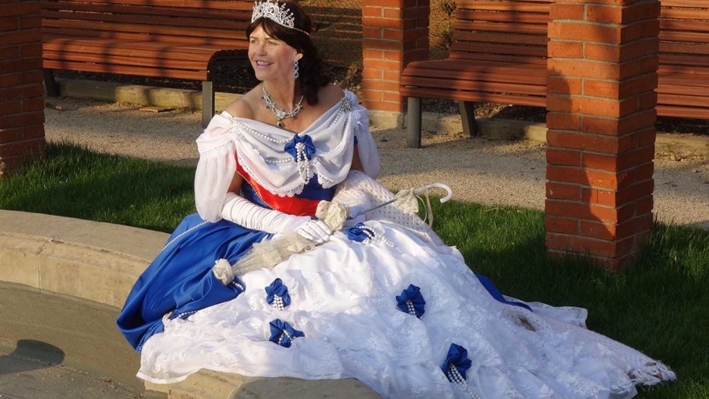  „Mei Karle“ sagt Petra Spindler, wenn sie von König Karl spricht. Die Stuttgarterin schlüpft ins Kleid von Königin Olga, um sie zu ehren. Wir erinnern an die kinderlose Zarentochter, deren Mann schwul gewesen sein soll. 
