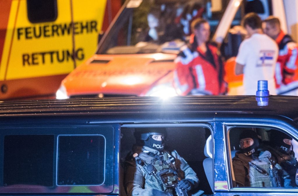dpatopbilder Männer vom Spezialeinsatzkomando sitzen in ihrem Fahrzeug nahe dem Olympia-Einkaufszentrum, in dem Schüsse gefallen sind.