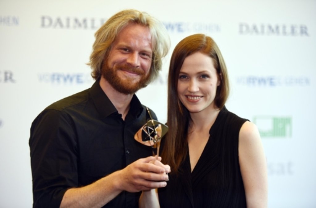 Die Regisseure Florian Schewe (links) und Katharina von Schroeder mit ihrem Grimme-Preis für den Film "Wir waren Rebellen".