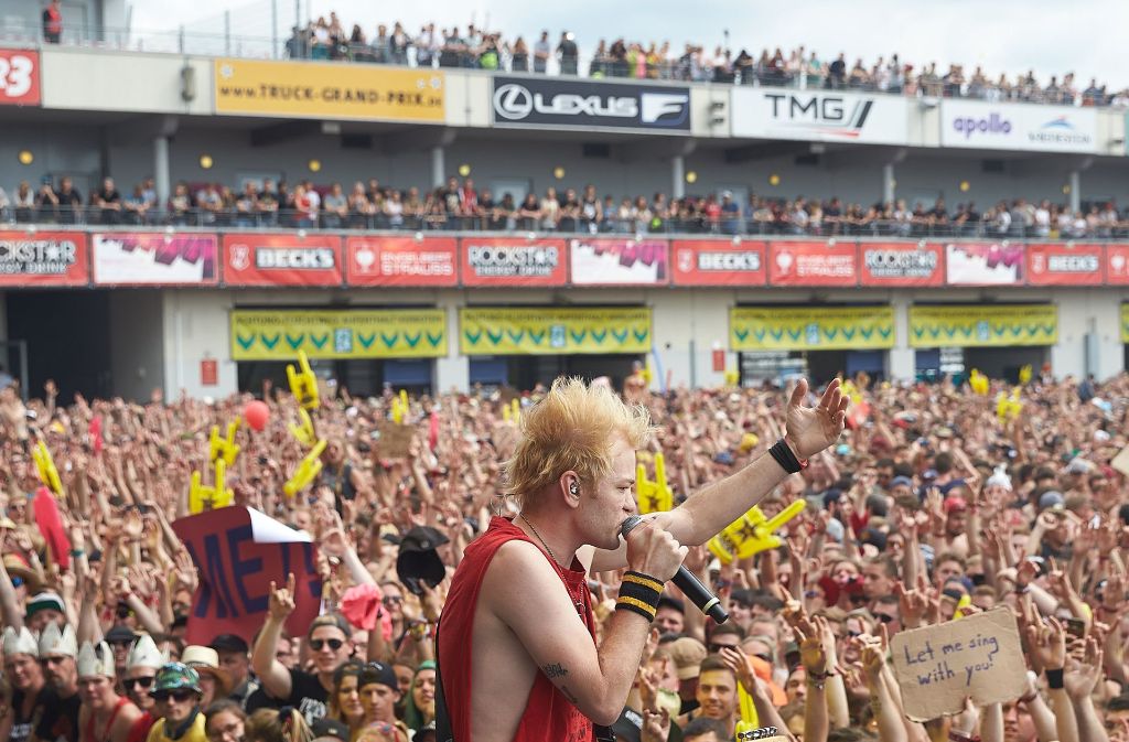 Sänger Deryck Whibley tritt beim Musikfestival „Rock am Ring“ auf der Hauptbühne mit der kanadischen Punkrock-Band „Sum 41“ auf.