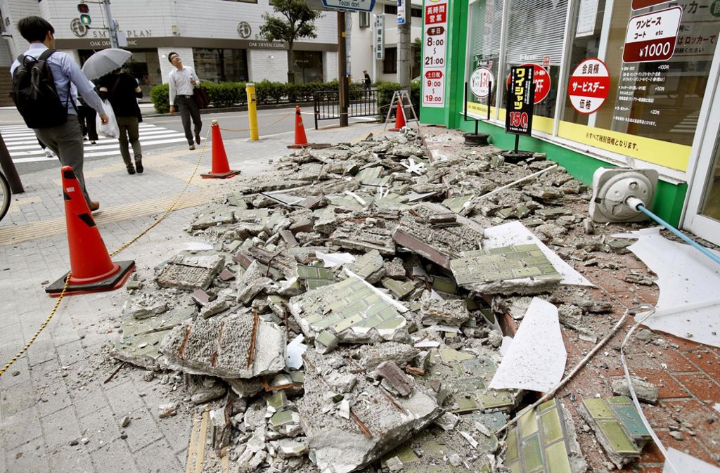 Durch die Erschütterung der Stärke 6,1 fiel in mehr als 170.000 Haushalten in Osaka und der Nachbarprovinz Hyogo der Strom aus.