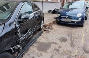 Fahrer beschädigt Hauswand und Autos – dann flüchtet er