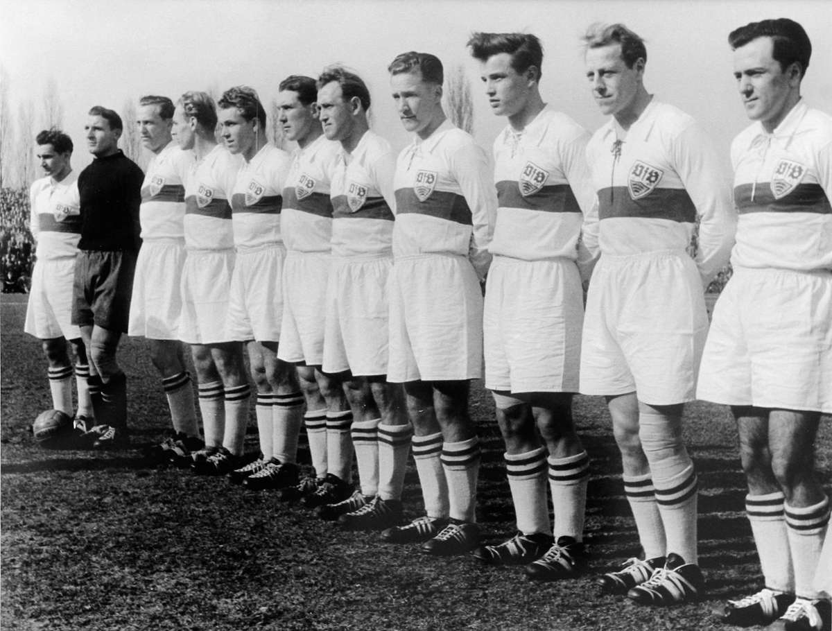 1954 holte der VfB erstmals den Pokal durch einen Sieg gegen den 1. FC Köln. Im Halbfinale hatten sich die Stuttgarter gegen den TuS Neuendorf durchgesetzt.