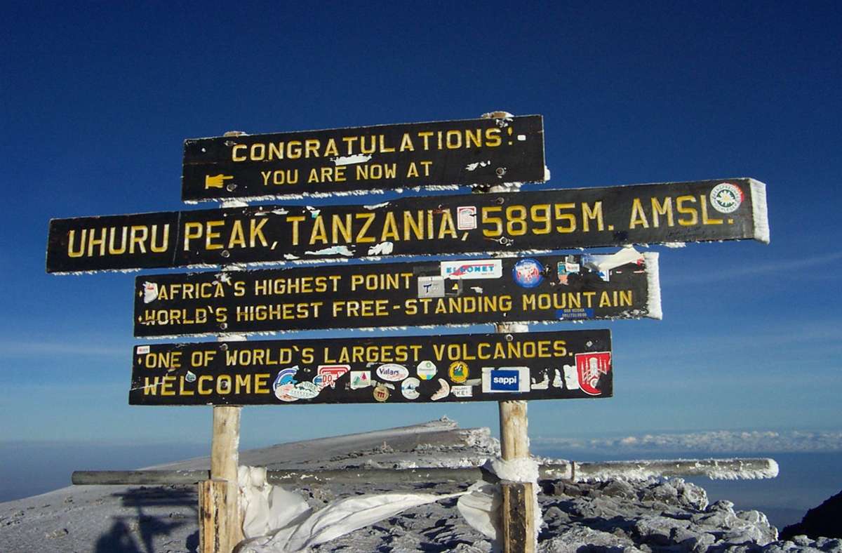 Der Kibo ist mit 5895 Meter der höchste Berg Afrikas. Er befindet sich im Kilimandscharo-Massiv, dem höchsten Bergmassiv des Kontinents. Oft wird als Bezeichnung für den höchsten Berg Afrikas der Name Kilimandscharo verwendet, was aber topografisch nicht korrekt ist, da dies der Name des gesamten Hochgebirges ist.