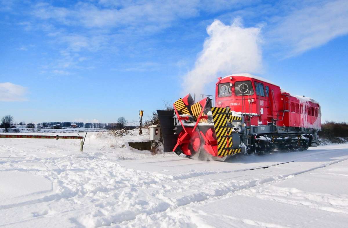 Eine Schneeschleuder der Deutschen Bahn räumt im niedersächsischen Braunschweig Schneemassen von der Zugstrecke.