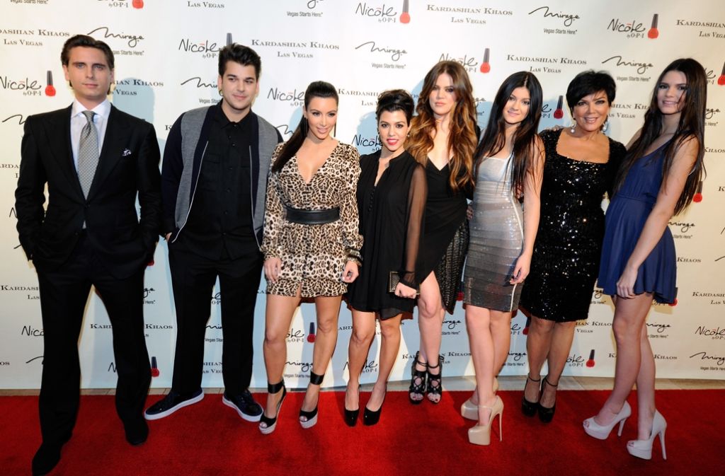 Die Kardashinas (v. li. n. re.): Scott Disick, Robert Kardashian Jr., Kim Kardashian, Kourtney Kardashian, Khloe Kardashian, Kylie Jenner, Kris Jenner und Kendall Jenner.