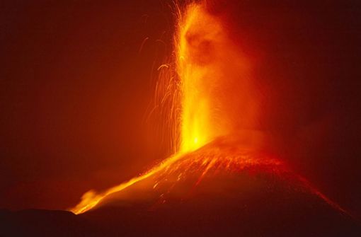 Der Vulkan Ätna auf der italienischen Insel Sizilien hat erneut Lava und Asche gespuckt. Foto: dpa/Salvatore Allegra