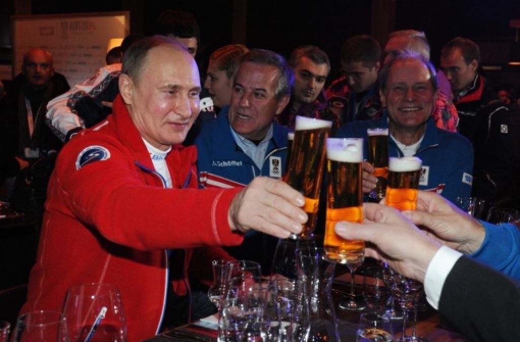Ein Prosit der Gemütlichkeit: Olympische Stimmung erlebt der russische Präsident Wladimir Putin (links) im Österreicher-Haus. Foto: imago