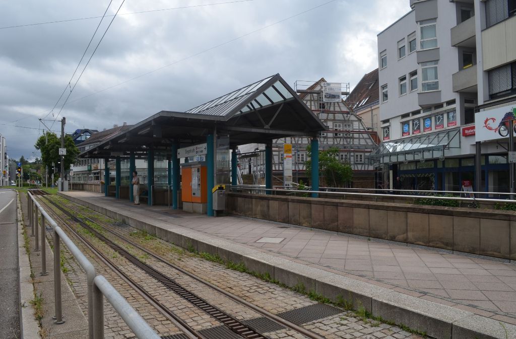 Hinter dem heutigen Endbahnhof der Zahnradbahn stehen das Berolina-Haus, sowie das alte Gebäude der Gaststätte Ritter.