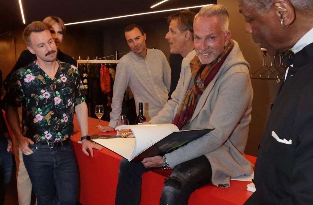 Unter den Gästen: Claudius Desanti (links), Queer-Aktivist beim Social-Media-Kanal „Sissy That Talk“, Stuttgarts Ur-Krolock Kevin Tarte und Pianist George Bailey (rechts).