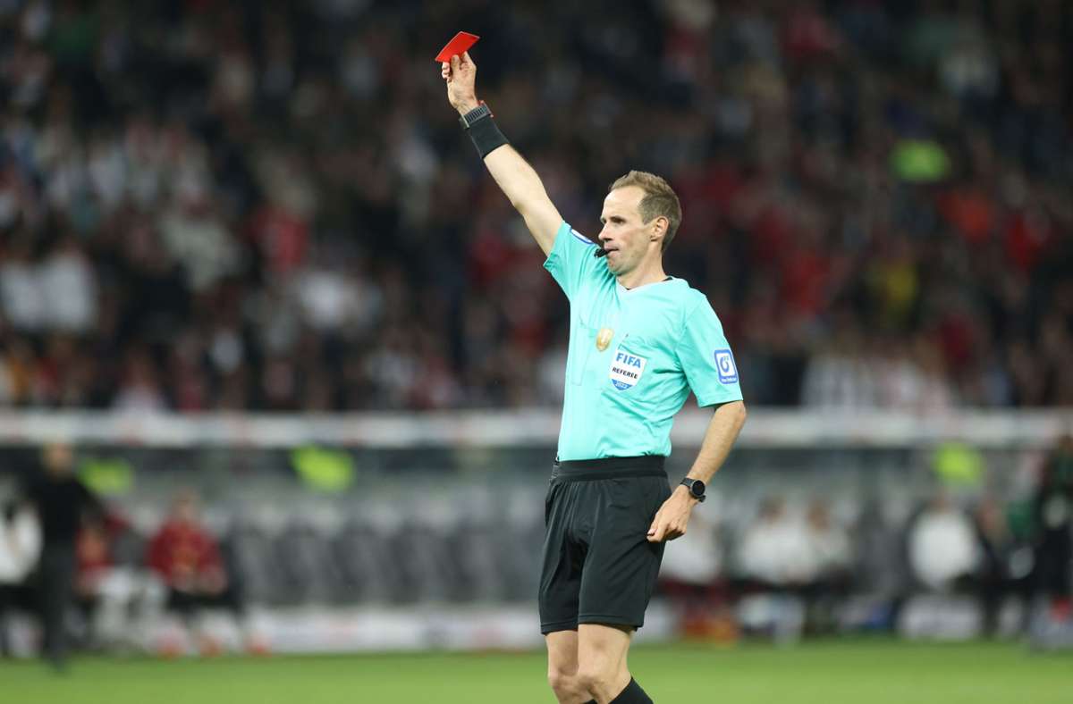 Schiedsrichter Sascha Stegemann zeigt Leipzigs Halstenberg die Rote Karte.