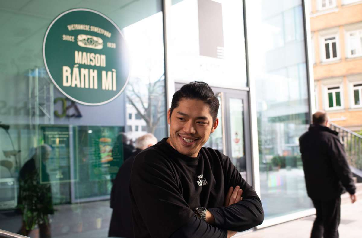 Unternehmer Hoang Bui vor seinem Pop-Up-Store „Maison Banh Mi“ am Charlottenplatz in Stuttgart.