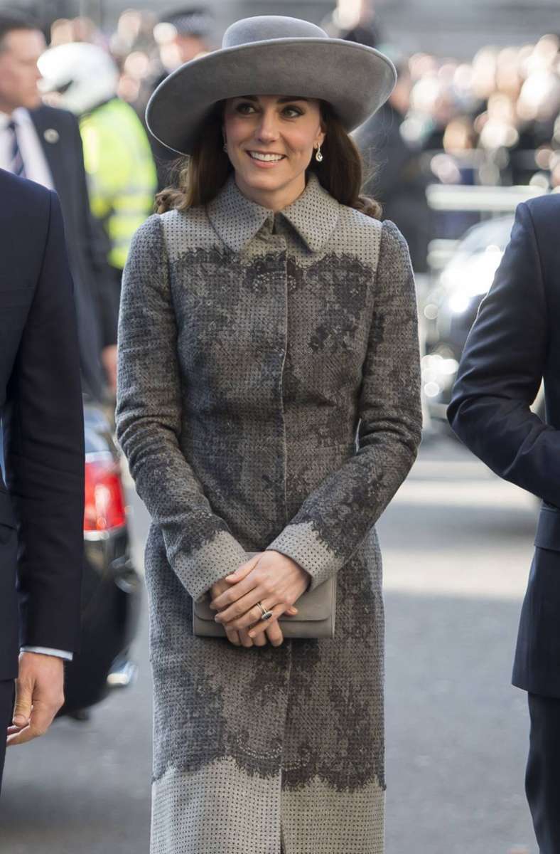 Dieser graue Erdem-Mantel, den Herzogin Kate 2016 beim Commonwealth-Tag trug, könnte auch im Kleiderschrank von Herzogin Camilla oder sogar der Queen hängen. Schöner ist es, wenn Kate sich jugendlicher kleidet.
