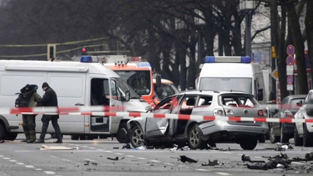  Als ein Autofahrer in Berlin-Charlottenburg auf der Straße unterwegs ist, explodiert ein Sprengsatz am Auto. Der Fahrer stirbt. Die Polizei geht von einem gezielten Anschlag aus. 
