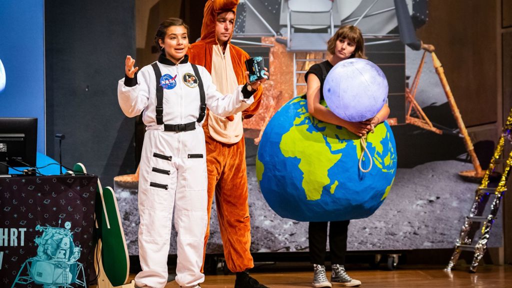  Das Deutsche Zentrum für Luft- und Raumfahrt will mit seiner interaktiven Science-Show Kinder für Naturwissenschaften begeistern. Kostüme, Experimente und Bilder aus dem All bringen Liederhalle zum Toben. 