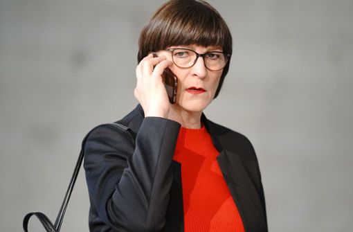 SPD-Chefin Saskia Esken und ihr meistgenutztes Werkzeug: das Handy. Foto: dpa/Michael Kappeler