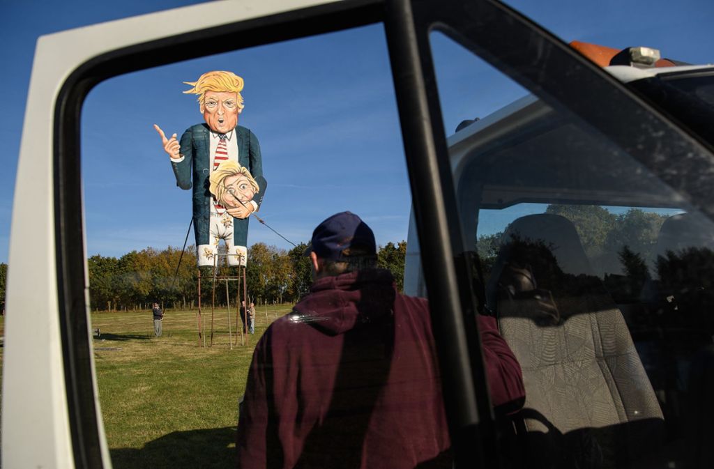 Ein elf Meter großes Bildnis des US-Präsidentschaftskandidaten Donald Trump...