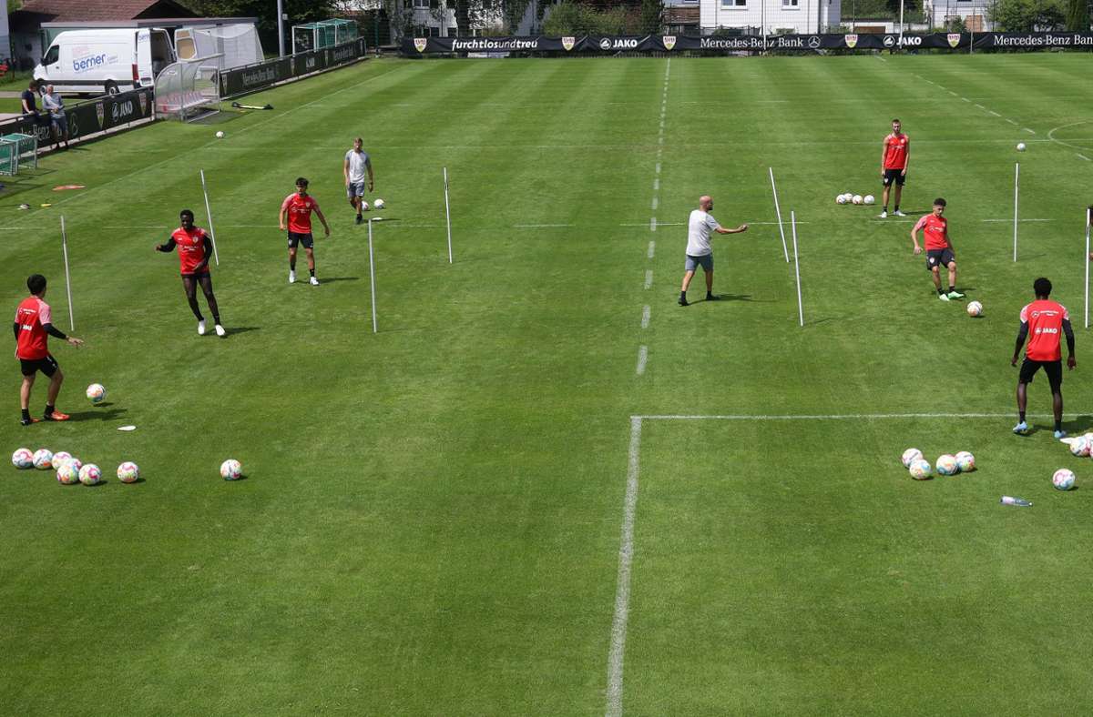 Im Trainingslager des VfB Stuttgart in Weiler-Simmerberg sahen die mehreren Dutzend angereisten Fans am Sonntagmorgen eine lange Einheit von über zwei Stunden, bei denen die Spieler in Kleingruppen auf dem Feld aktiv waren.