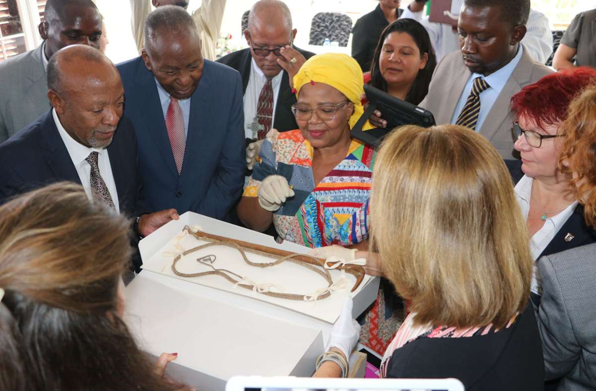 Glückliche Rückkehr: Namibias Vizepräsident Nangolo Mbumba (links) und die namibische Ministerin für Bildung, Kunst und Kultur, Katrina Hanse-Himarwa (Mitte), betrachten Witboois Peitsche.