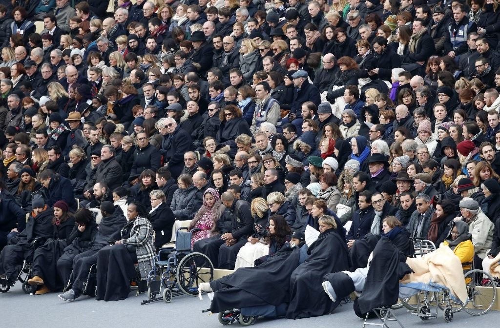 An der Trauerfeier in Paris nehmen auch viele der Verletzte der Anschläge teil.