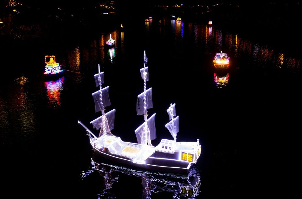 Bei den „Matlock Bath Illuminations“ fahren wieder zahlreiche verkleidete Boote über den Fluss.