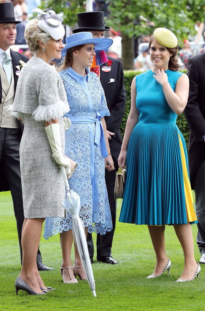 Einen ähnlichen Look wie Herzogin Kate versuchte auch Prinzessin Beatrice (Mitte) – nur leider nicht so gelungen. Das himmelblaue Spitzenkleid mit Bindegürtel trägt eher auf, ...
