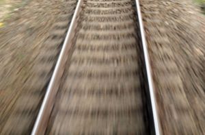Mann auf Gleisen zwingt Züge zu bremsen