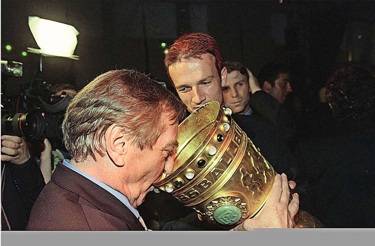 Prost! 1997 holen Fredi Bobic und Co. den DFB-Pokal – sehr zur Freude des Präsidenten.