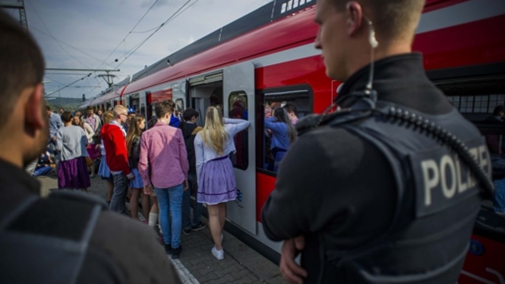  Eine S-Bahn stand auf dem Heimweg vom Frühlingsfest länger im Tunnel, als es notwendig gewesen wäre. Der Grund: Fahrgäste zogen aus Jux immer wieder die Notbremse. Die Polizei evakuierte die Bahn schließlich zu Fuß durch die Tunnelröhre. 
