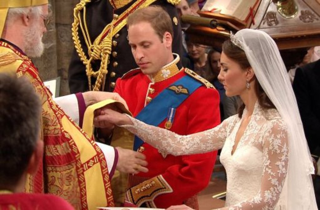 William und Catherine werden vom Bischof gesegnet.