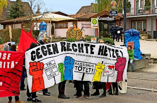 Linke Demonstranten haben sich vor  dem Hotel-Restaurant Krauthof versammelt. Foto: factum/Weise