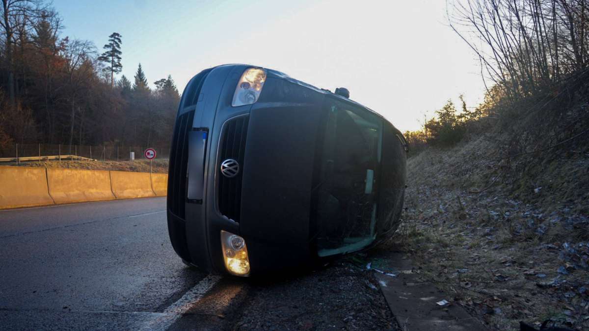 Unfall in Stuttgart: 19-Jähriger überschlägt sich mit Auto