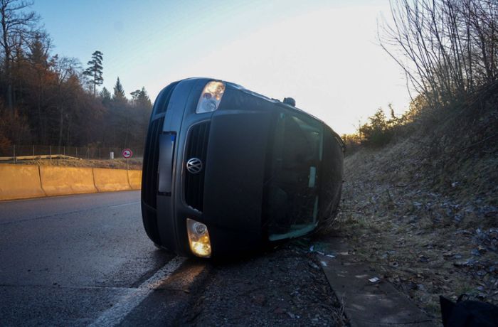 Unfall in Stuttgart: 19-Jähriger überschlägt sich mit Auto