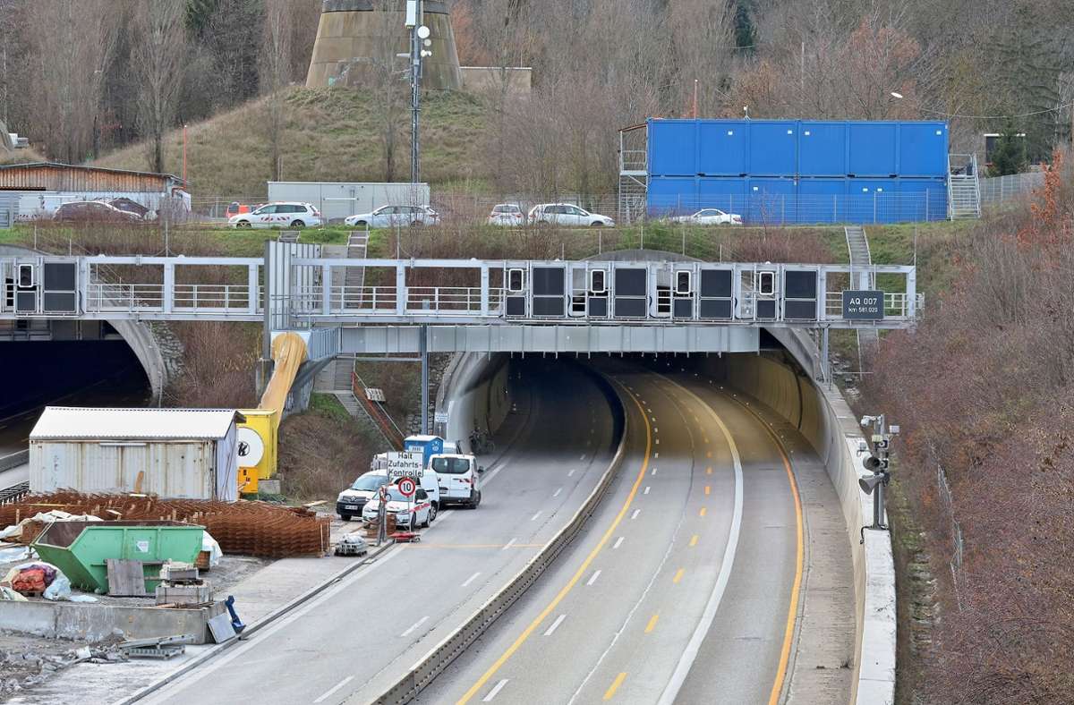 Die Baustelle im Engelbergtunnel besteht seit April 2021. Zur Verstärkung der Röhren werden auf rund 400 Metern Länge Stahlträger und Beton eingebaut.