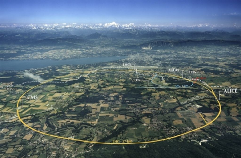 Westlich des Genfer Sees liegt der 27 Kilometer lange unterirdische Tunnel des Teilchenbeschleunigers LHC (gelber Kreis). In diesem Tunnel werden Elementarteilchen auf 99,9999991 Prozent der Lichtgeschwindigkeit beschleunigt – in zwei gegenläufigen Rohren. An vier Stellen können die Strahlen gekreuzt werden: dort stehen die großen Detektoren CMS, ALICE, ATLAS und LHCb, um die Bruchstücke der Teilchenkollisionen zu registrieren.