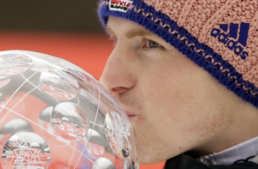 Die Krönung gibt es 2015 für Severin Freund am Saison-Ende: Sie überreichen ihm die begehrte Große Kristallkugel für den Sieg im Gesamtweltcup.