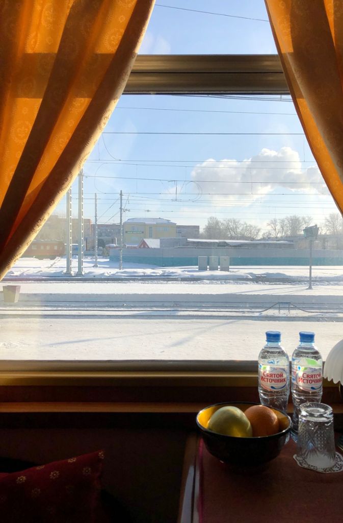 In der Transsibirischen Eisenbahn gibt es verschiedene Klasse. Abteile zur Zweierbelegung mit eigenem Bad . . .