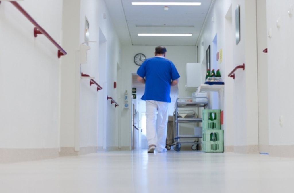 Ein Krankenpfleger hat aus Fahrlässigkeit in einer Stuttgarter Klinik den Tod eines Patienten verursacht und sechs weitere Männer und Frauen schwer verletzt. Foto: dpa