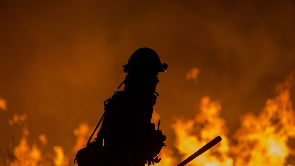 Kampf gegen die Flammen: Größtes Feuer in Südkalifornien wächst wieder