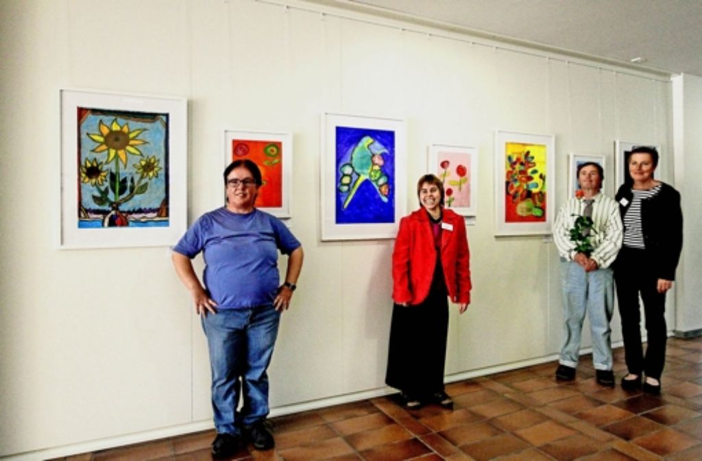Petra Griesert, Désirée Fandrey, Bernd Schumacher und die Kunstpädagogin Sabine Eckle (von links) sind einige der Freitagsmaler. Bilder stellen für sie eine Kommunikationsform dar. Weitere Eindrücke von der Ausstellung zeigen wir in der Fotostrecke.