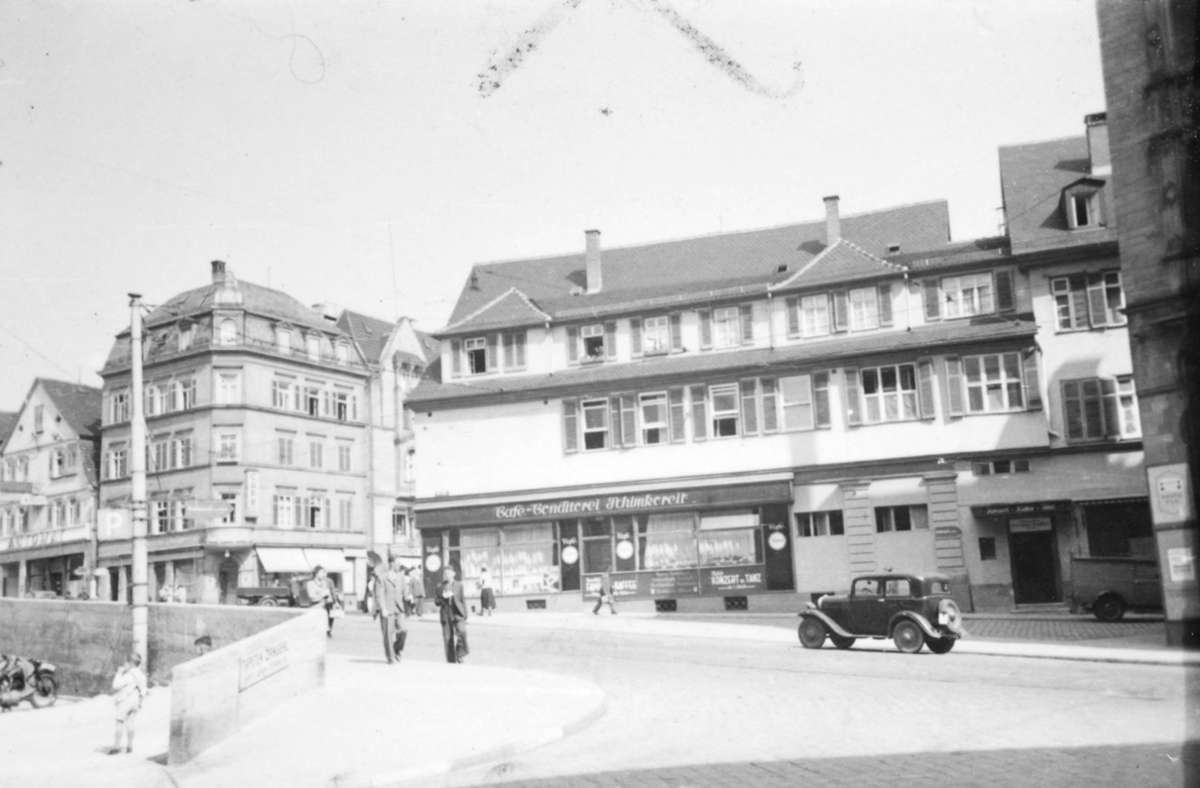 Hier eine weitere Ansicht des Platzes. Der Fotograf geht nun ein paar Schritte in die Rotebühlstraße nach links oben. Das markante Eckgebäude ...